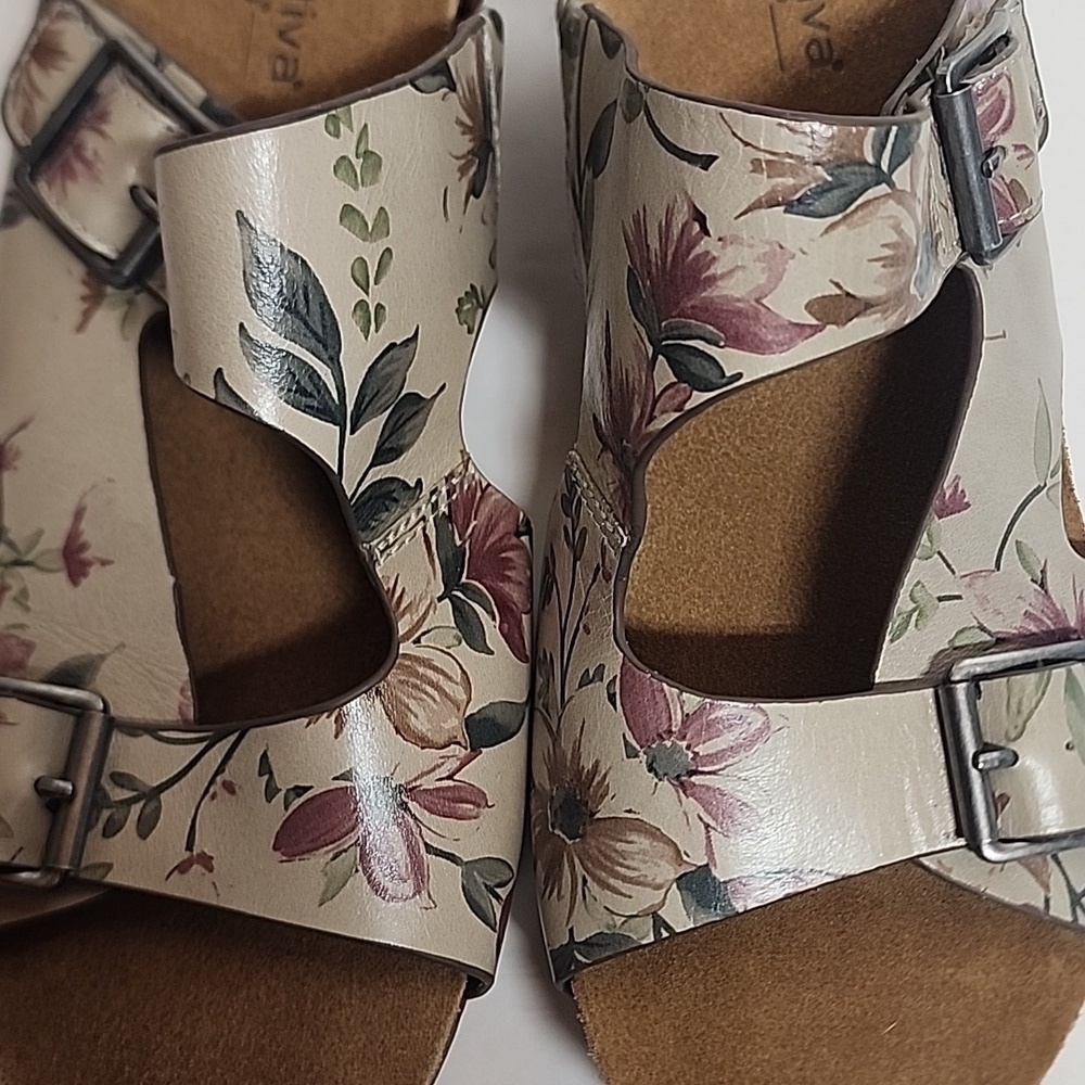 Comfortiva Women's Floral Buckle Sandals - Cream and Brown Sz 8.5 Romantic - Picture 4 of 12